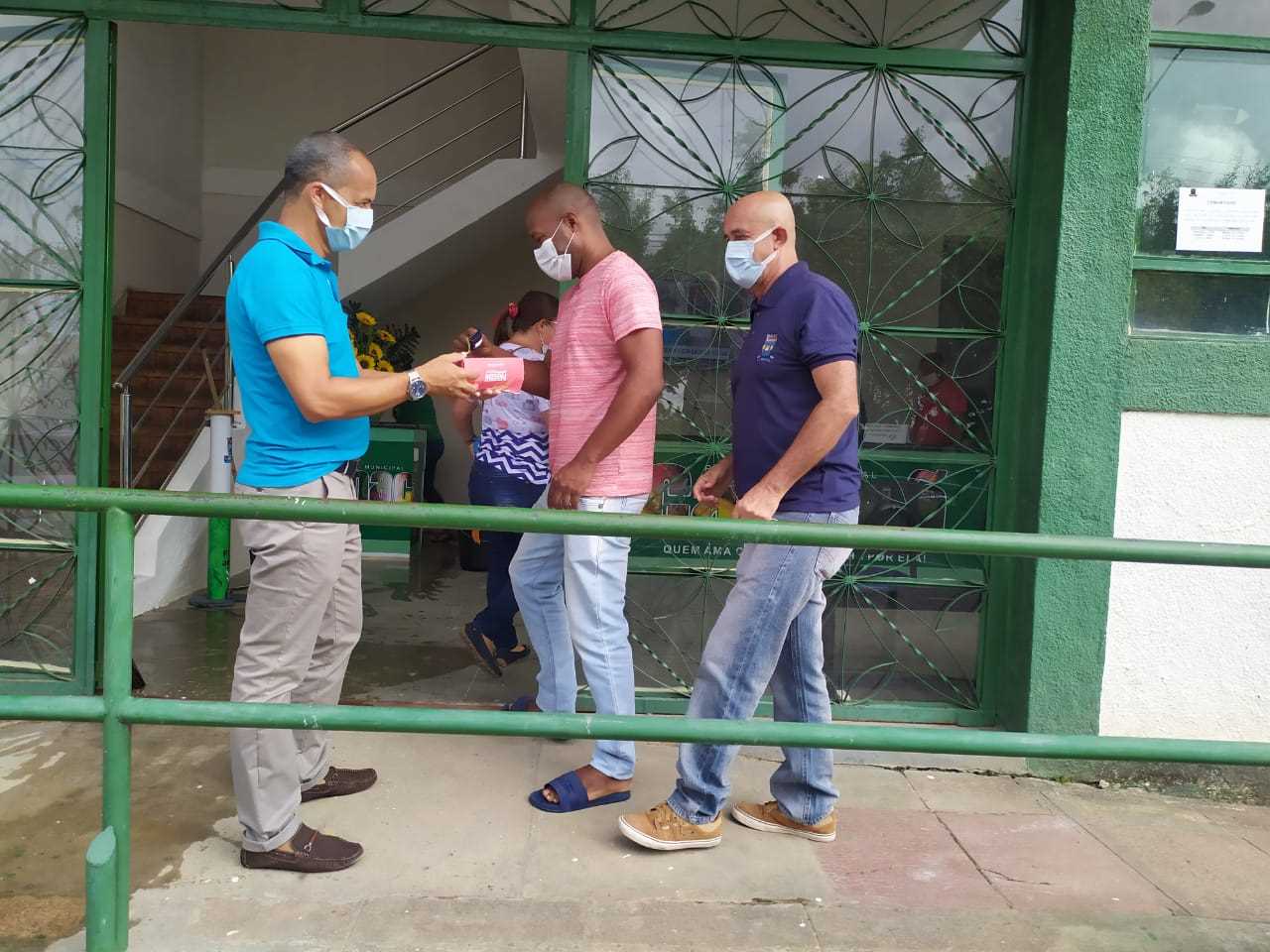 Camacã: Prefeito Paulo do Gás recebe funcionários com bombons
